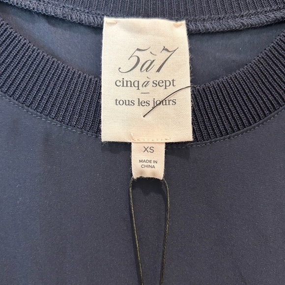 NWT Cinq a Sept silk tee in navy. Size XS - Picture 3 of 3